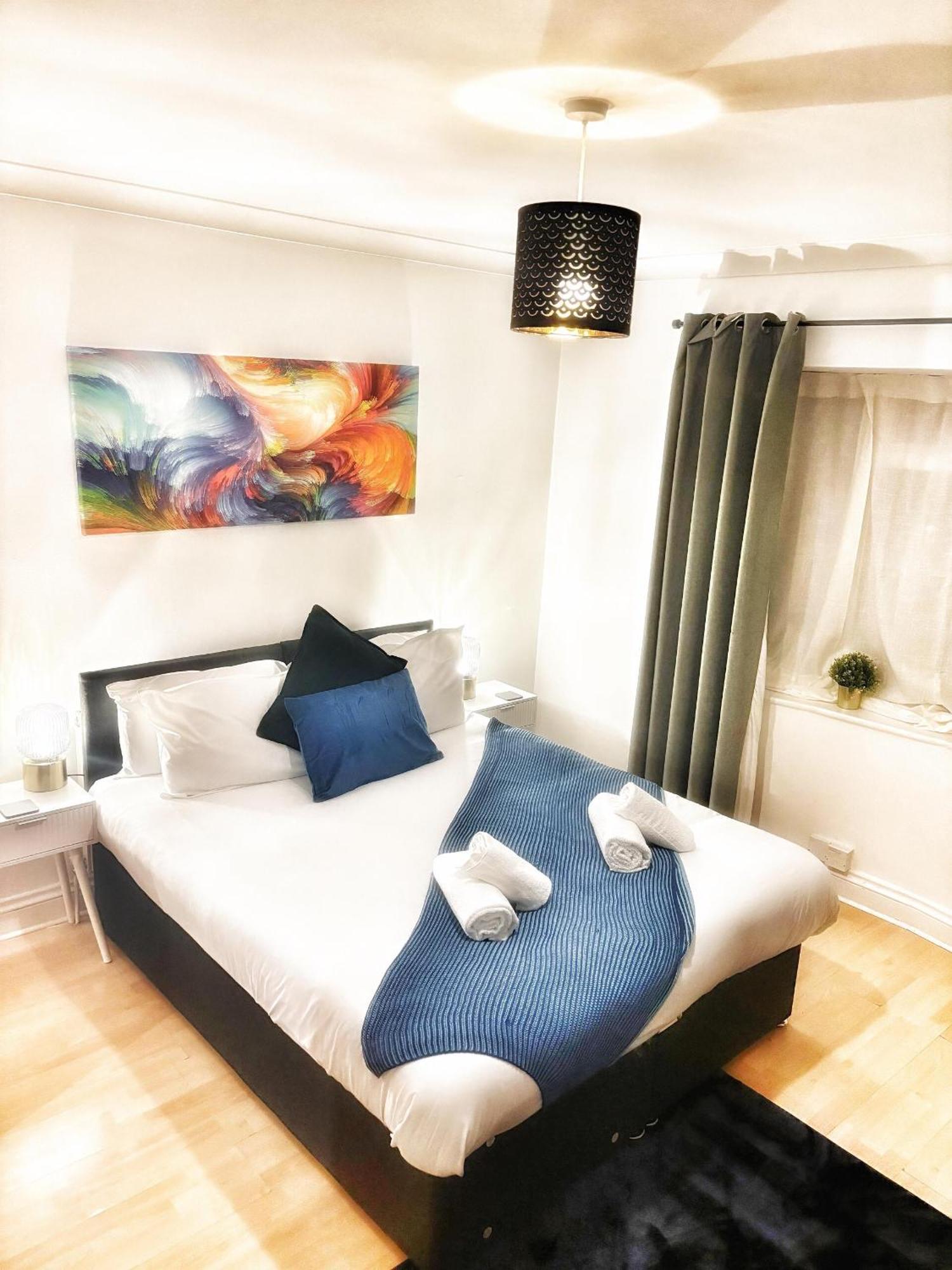 Urban Living - 2 Beds Apartment, Driveway Parking, Centrally Located!!
