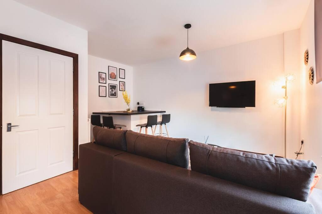 Noir - 2 Bedroom Flat - Sleeps 5 With Parking Apartment