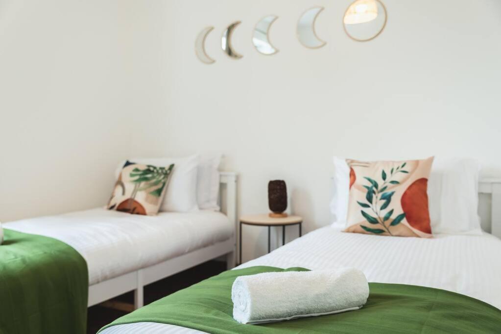 Noir - 2 Bedroom Flat - Sleeps 5 With Parking * Southampton
