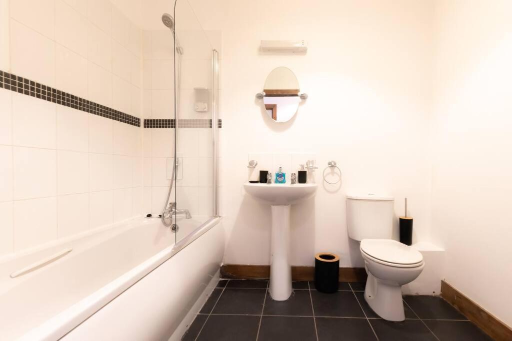 Apartment Noir - 2 Bedroom Flat - Sleeps 5 With Parking