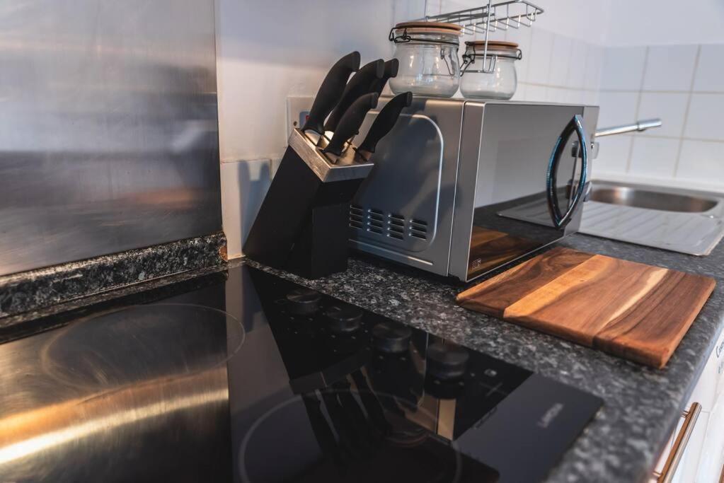 Noir - 2 Bedroom Flat - Sleeps 5 With Parking Apartment Southampton