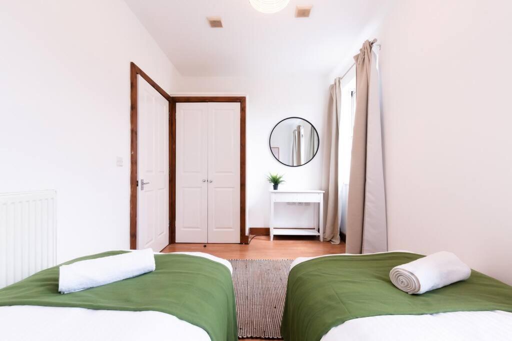 Apartment Noir - 2 Bedroom Flat - Sleeps 5 With Parking