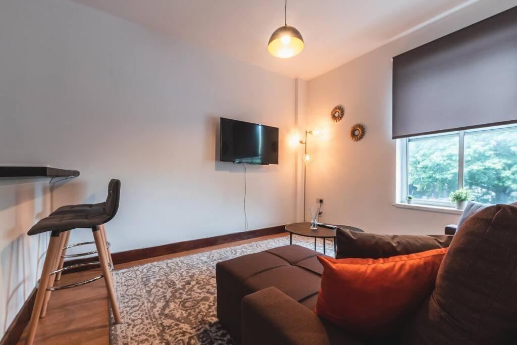 Apartment Noir - 2 Bedroom Flat - Sleeps 5 With Parking *