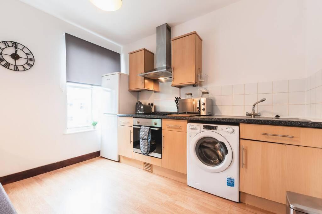 Noir - 2 Bedroom Flat - Sleeps 5 With Parking Apartment Southampton