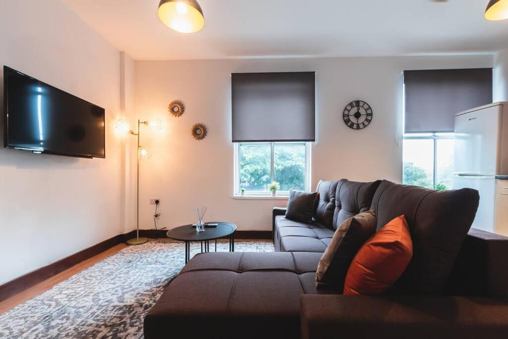 Noir - 2 Bedroom Flat - Sleeps 5 With Parking Apartment *