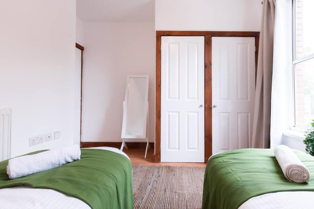 Noir - 2 Bedroom Flat - Sleeps 5 With Parking * Southampton