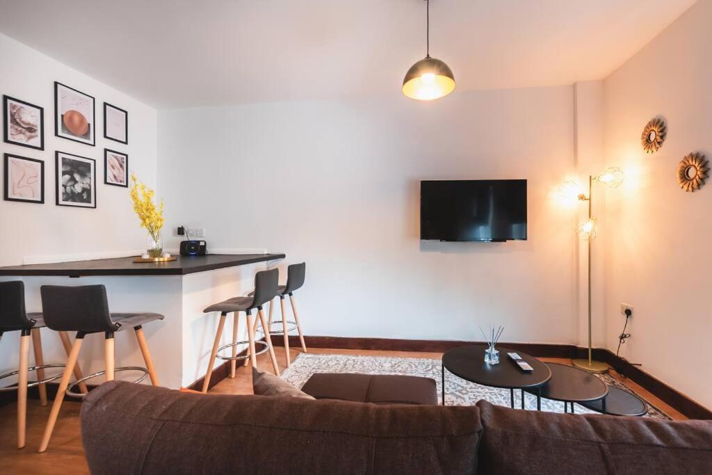 Noir - 2 Bedroom Flat - Sleeps 5 With Parking