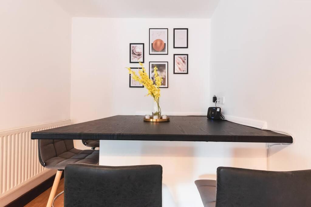 Noir - 2 Bedroom Flat - Sleeps 5 With Parking Apartment