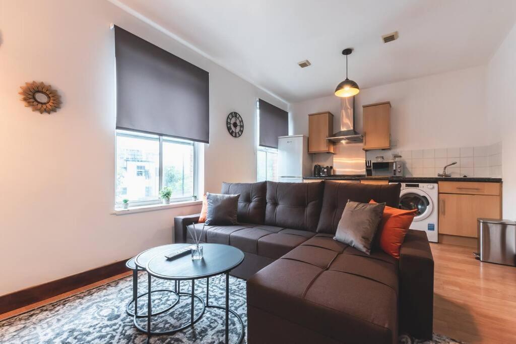 Noir - 2 Bedroom Flat - Sleeps 5 With Parking Apartment Southampton