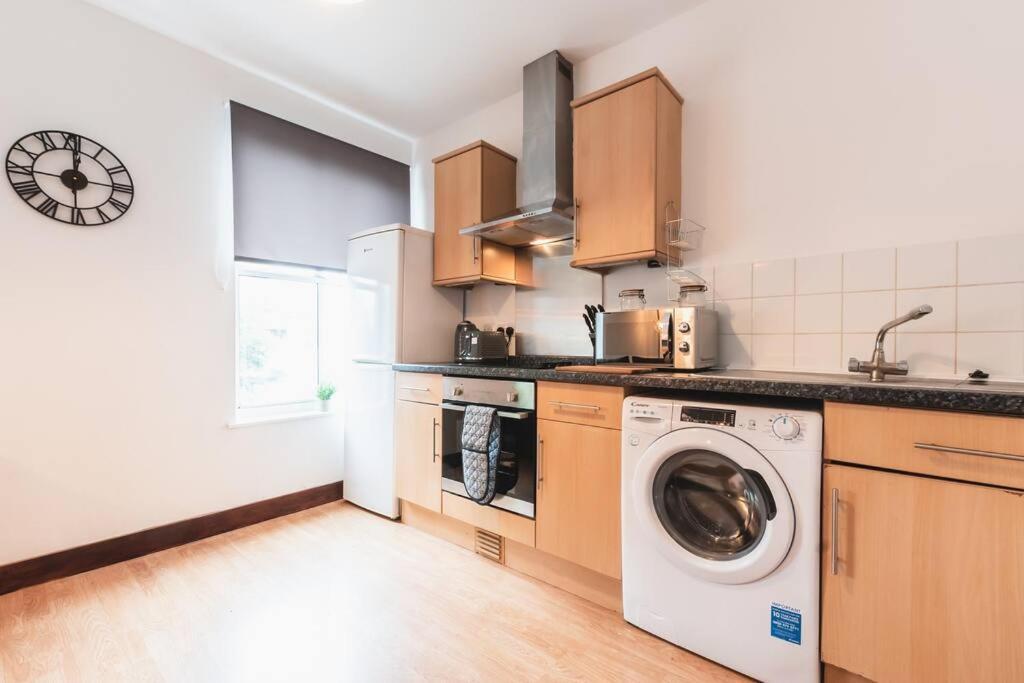 Noir - 2 Bedroom Flat - Sleeps 5 With Parking Apartment Southampton