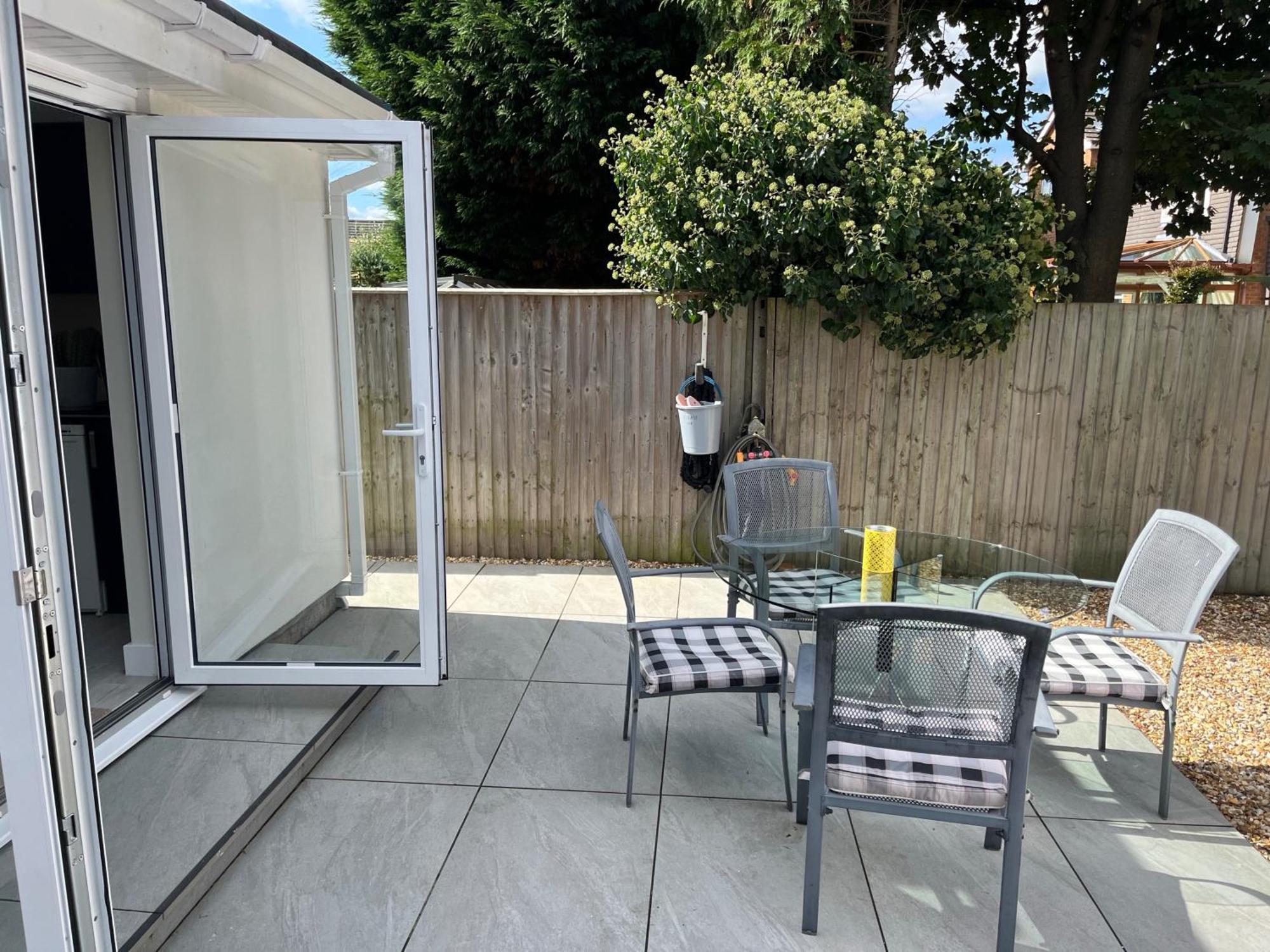 Apartment Retreat - Hot Tub Garden & Pets Welcome *
