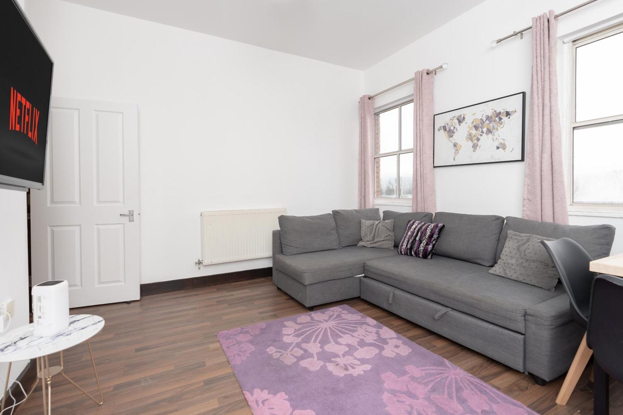 Homely 2-bed Close To Centre Apartment *