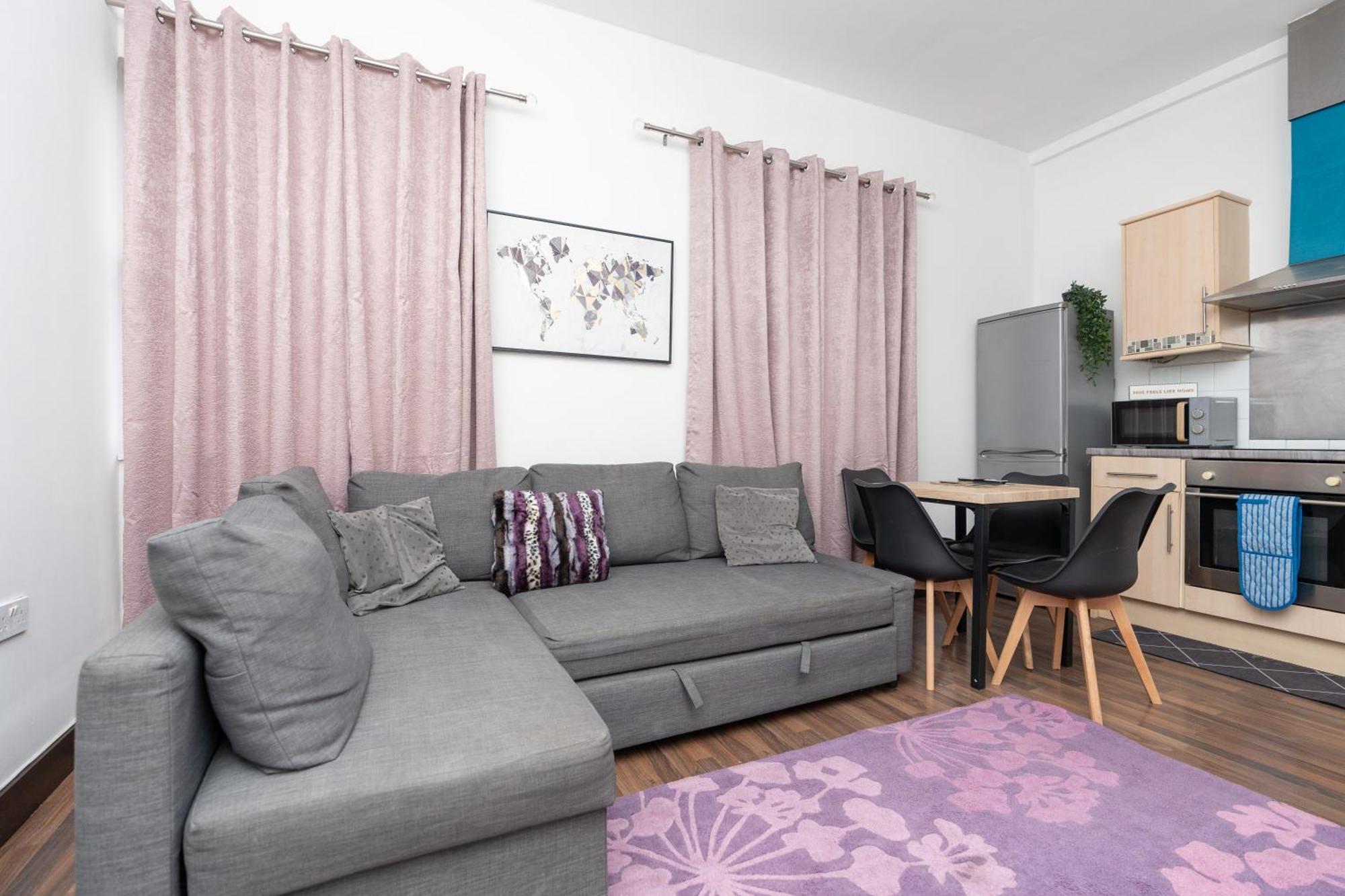 Apartment Homely 2-bed Close To Centre *