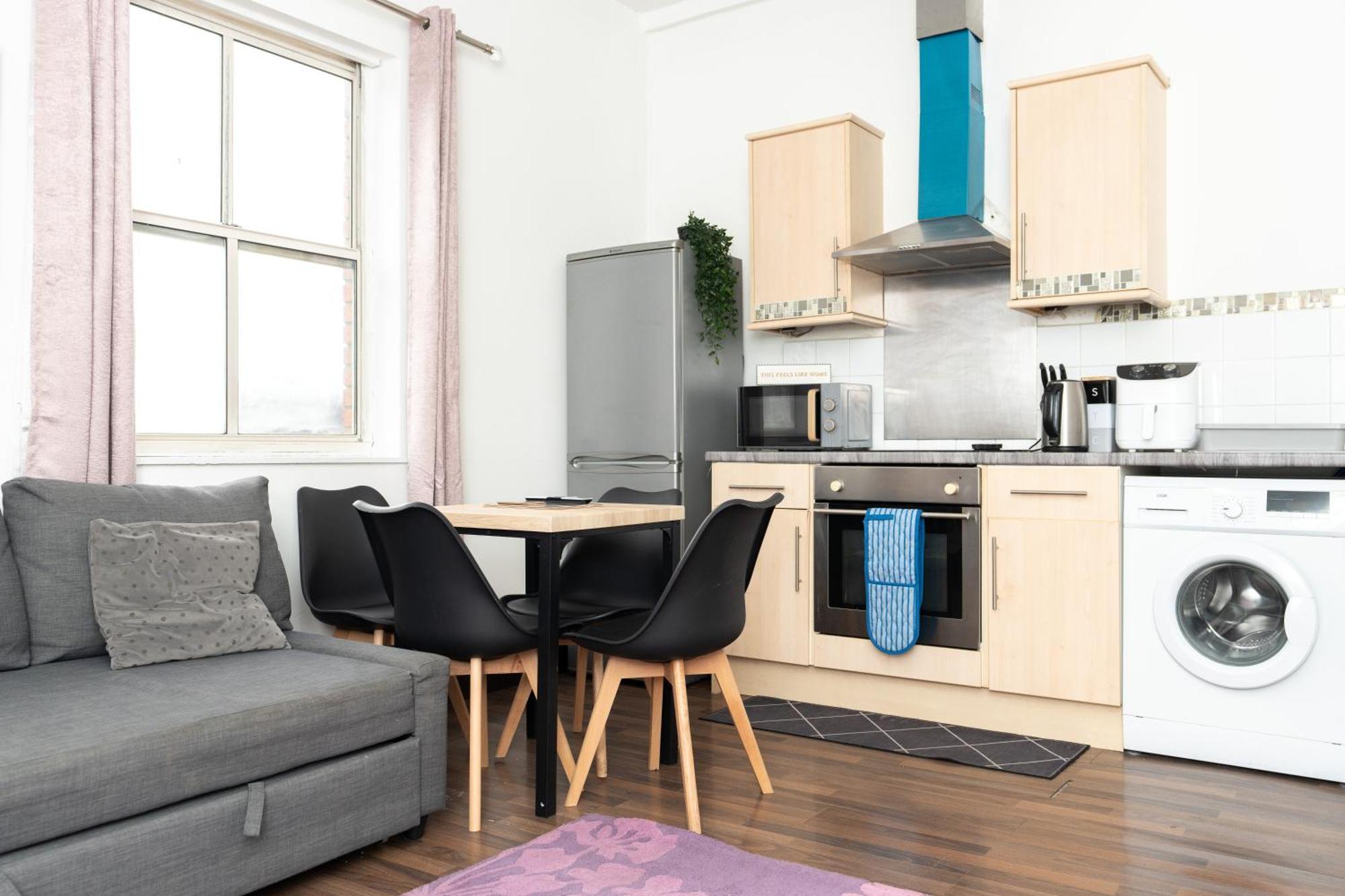 Homely 2-bed Close To Centre Apartment *