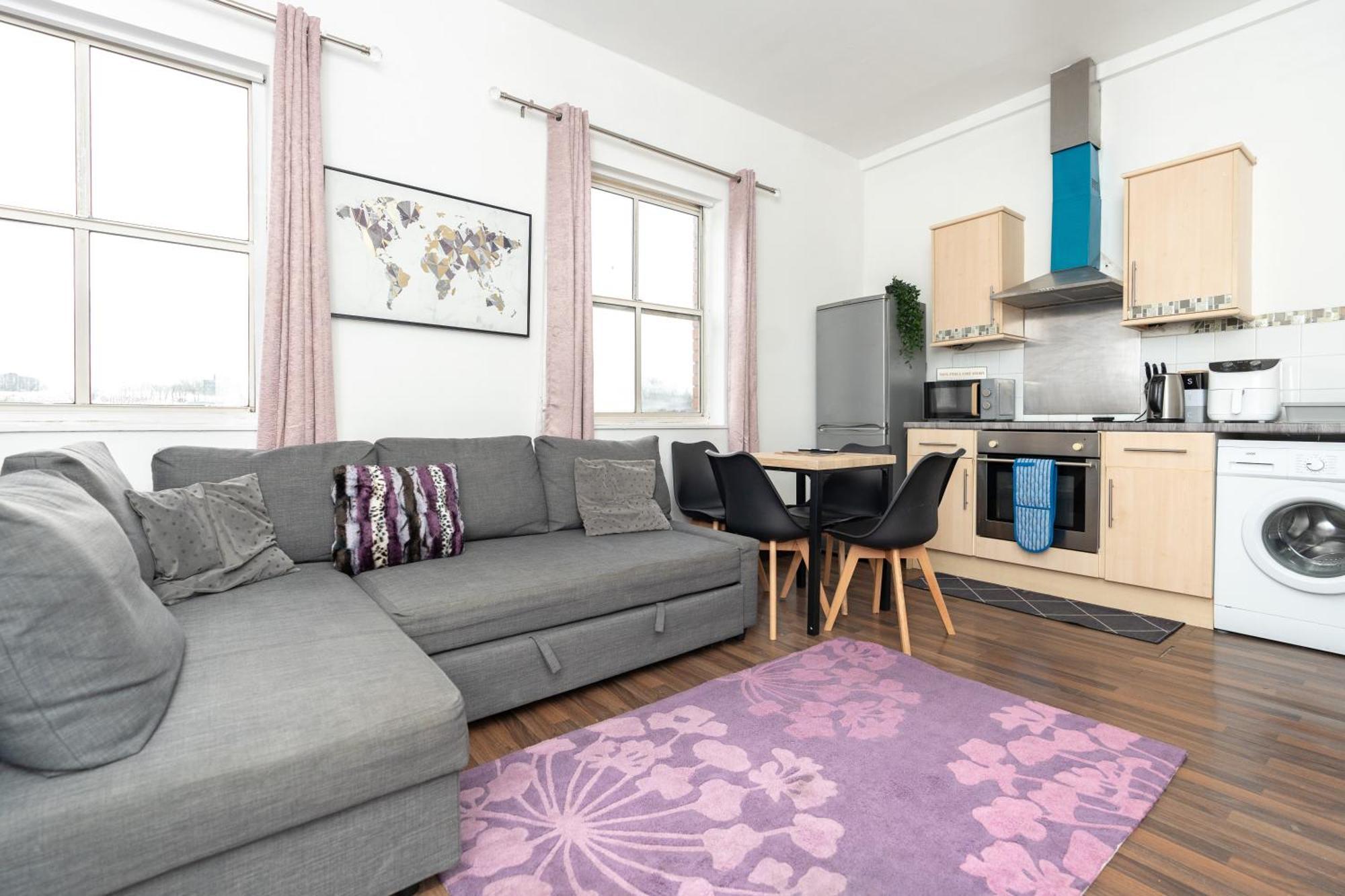 Apartment Homely 2-bed Close To Centre *