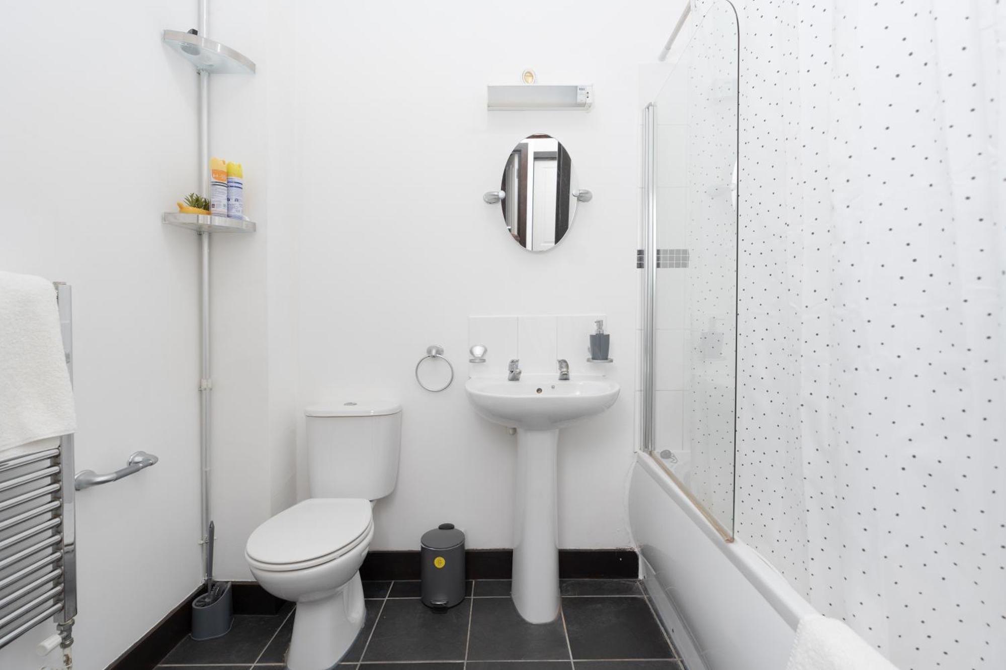 Homely 2-bed Close To Centre *