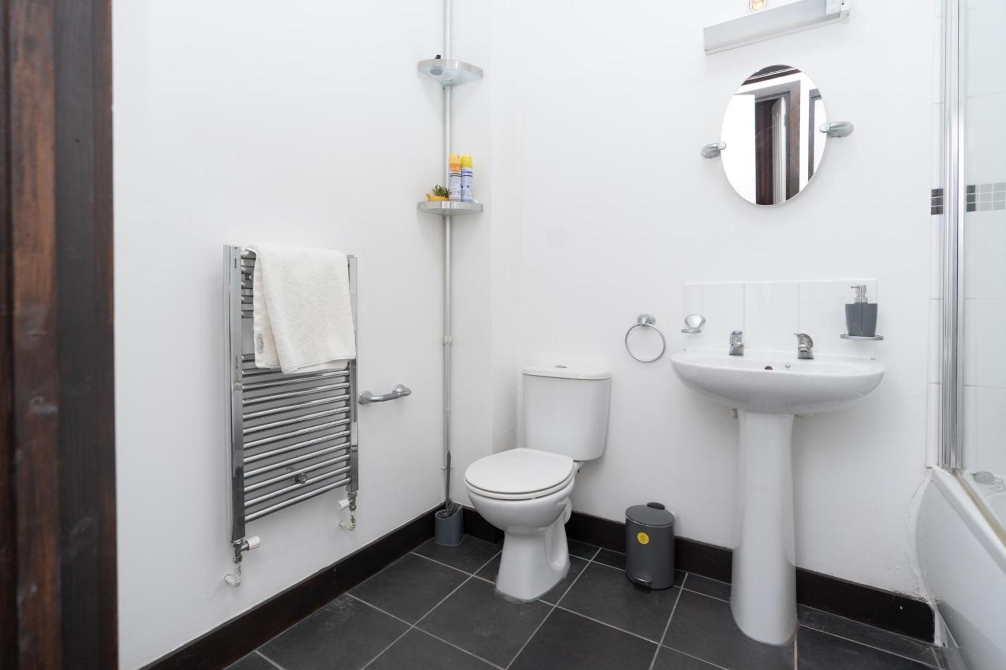 Homely 2-bed Close To Centre Apartment