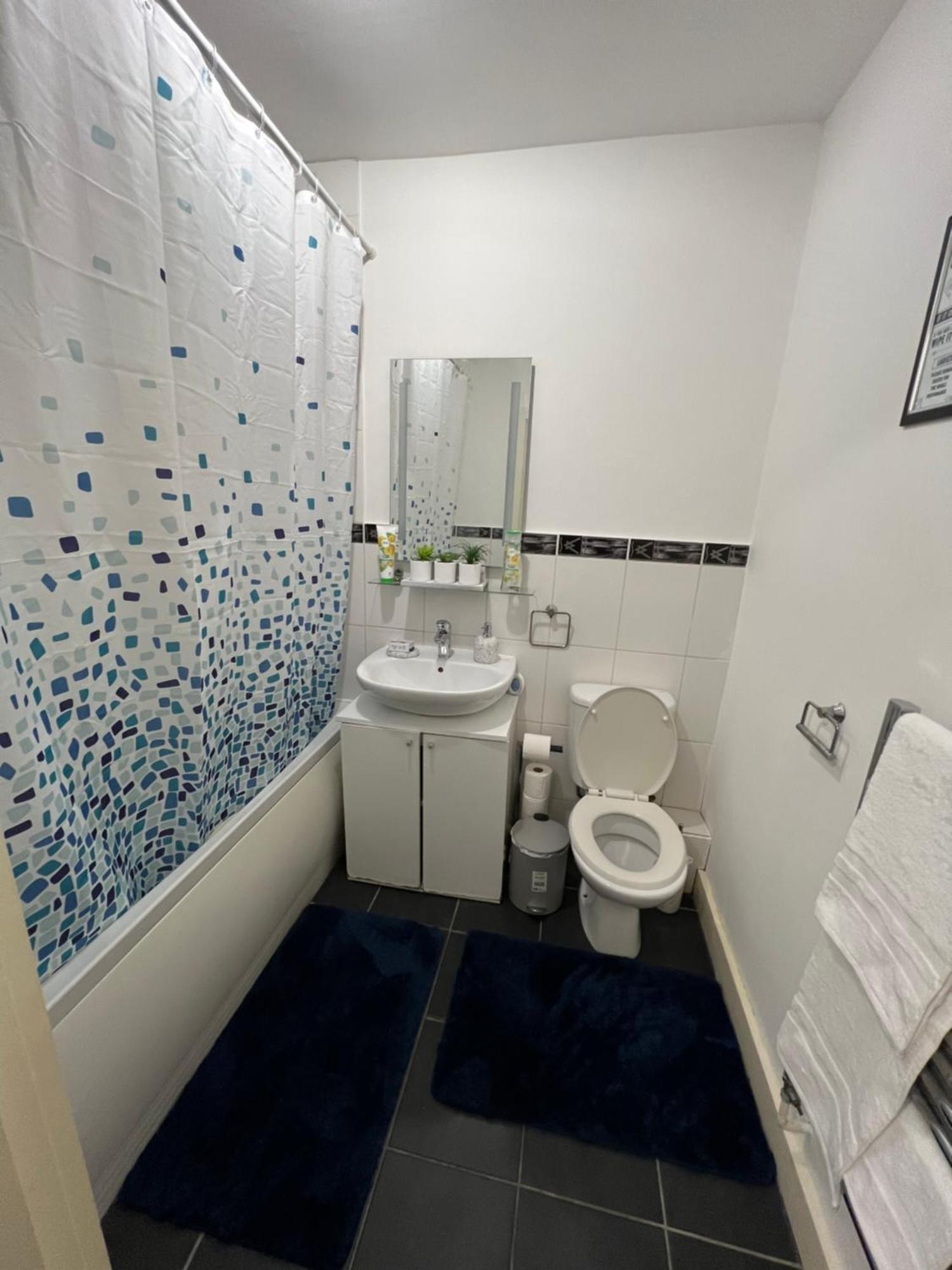 Ultra Modern Free Parking Apartment