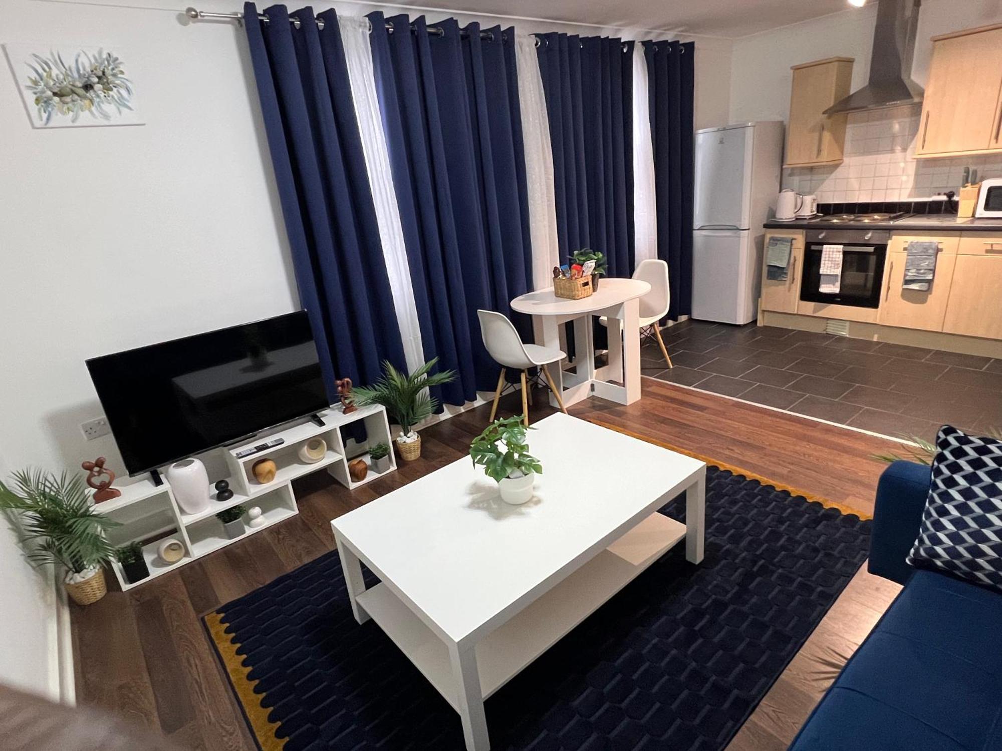 Ultra Modern Free Parking Apartment