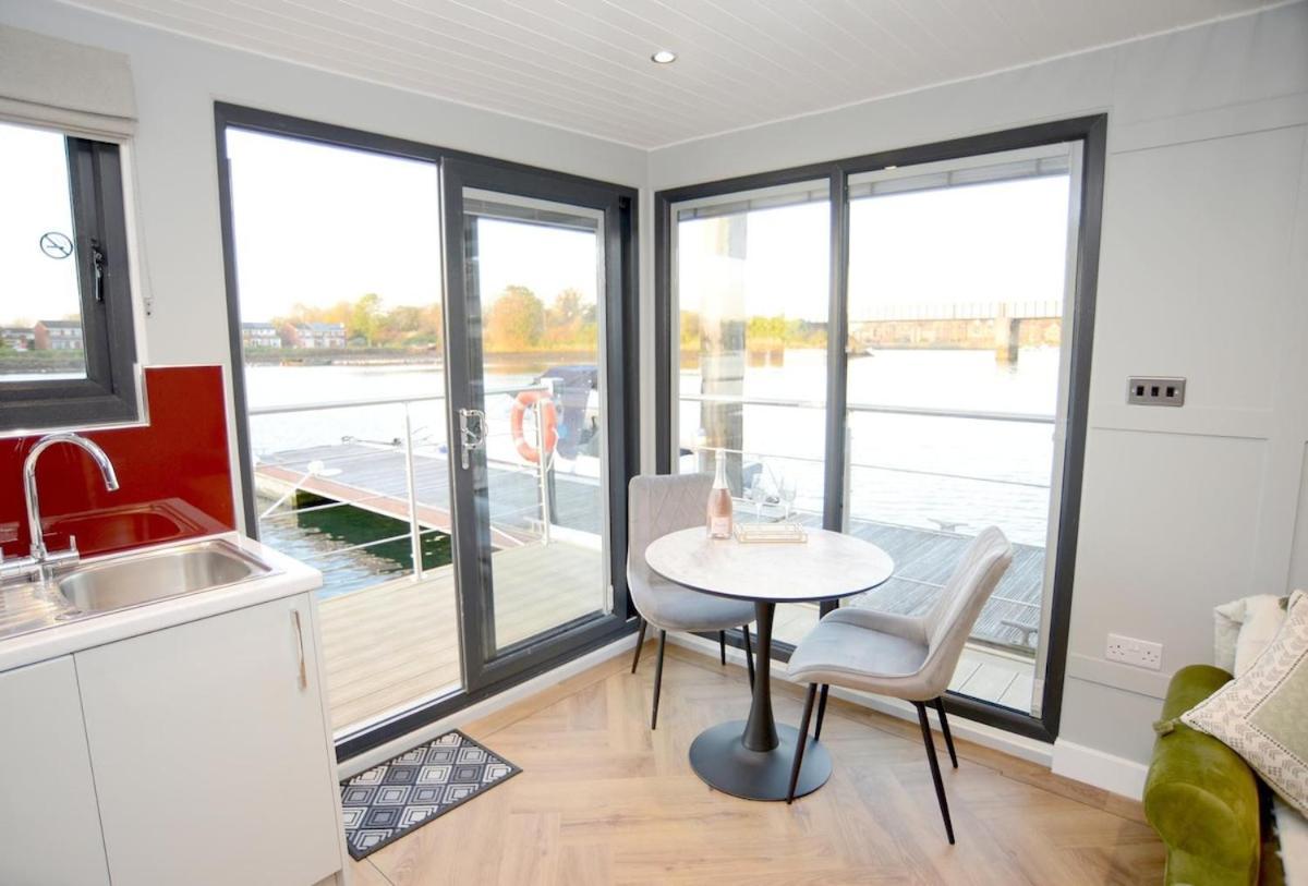 Botel Rivers With Hot Tub *