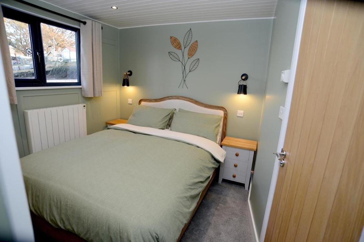 Botel Rivers With Hot Tub Southampton