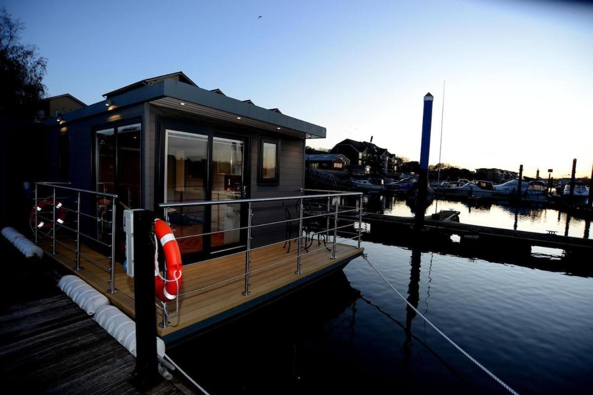 Botel Rivers With Hot Tub