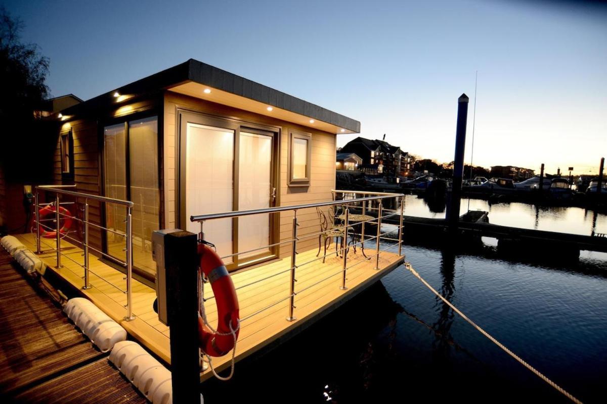 Botel Rivers With Hot Tub *
