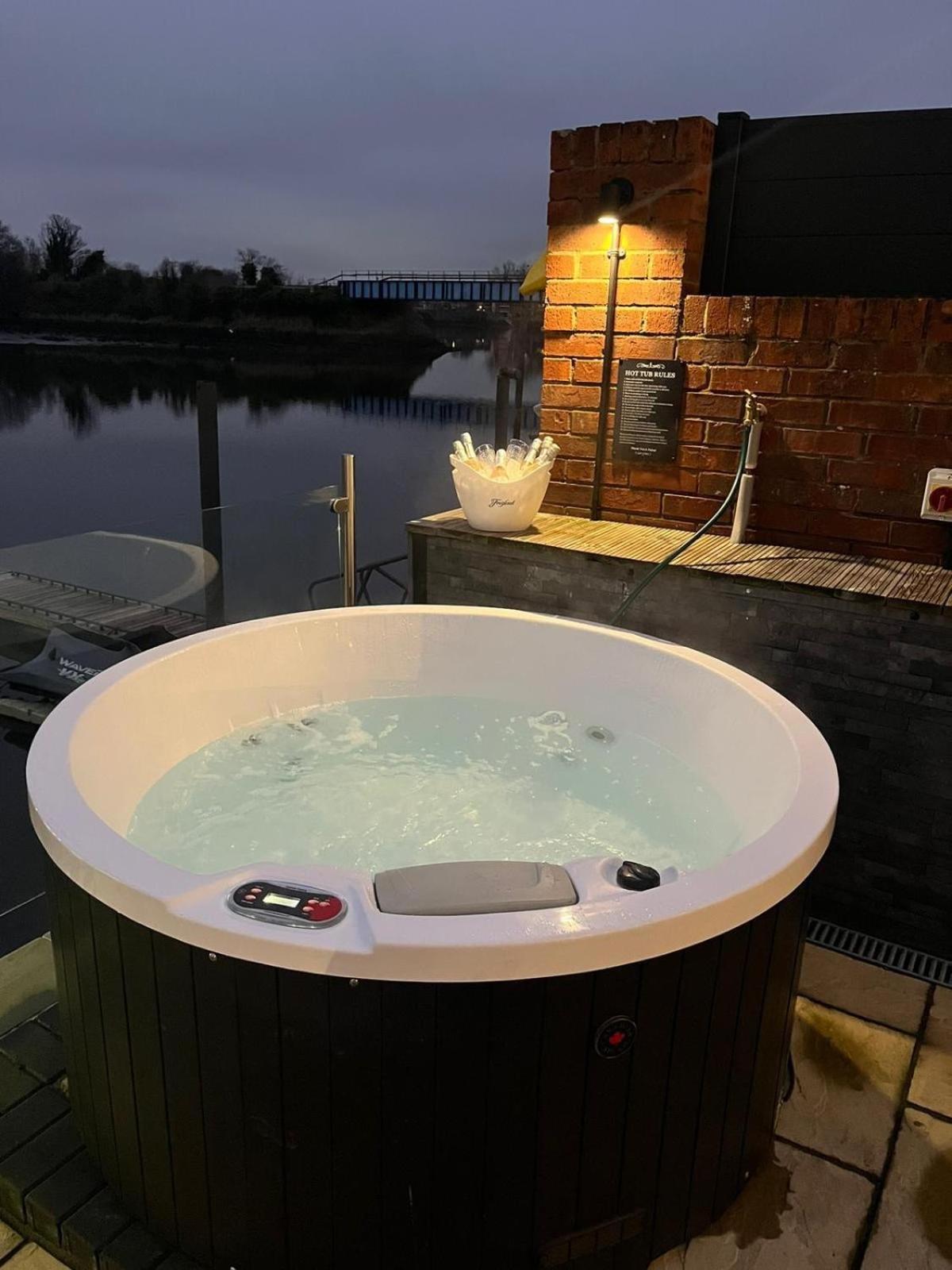Rivers With Hot Tub Botel Southampton