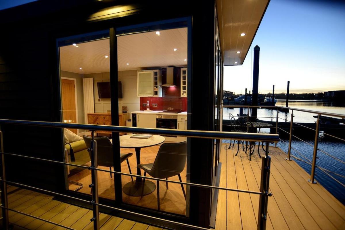 Botel Rivers With Hot Tub Southampton