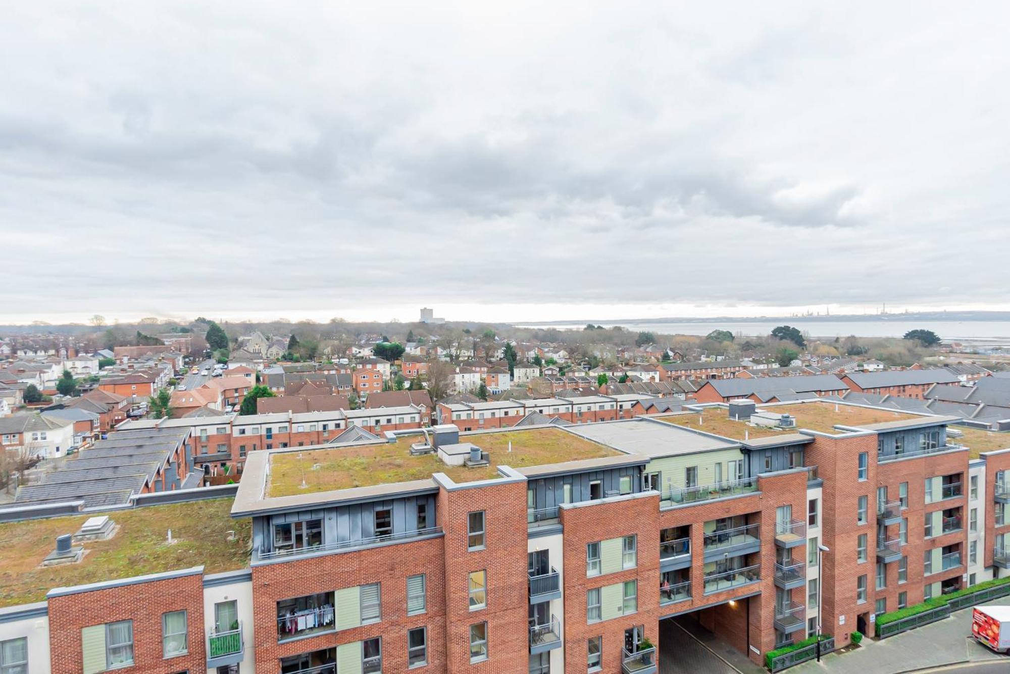 Modern 2Br Retreat In Southampton - Balcony, Free Parking & Wifi Holiday home