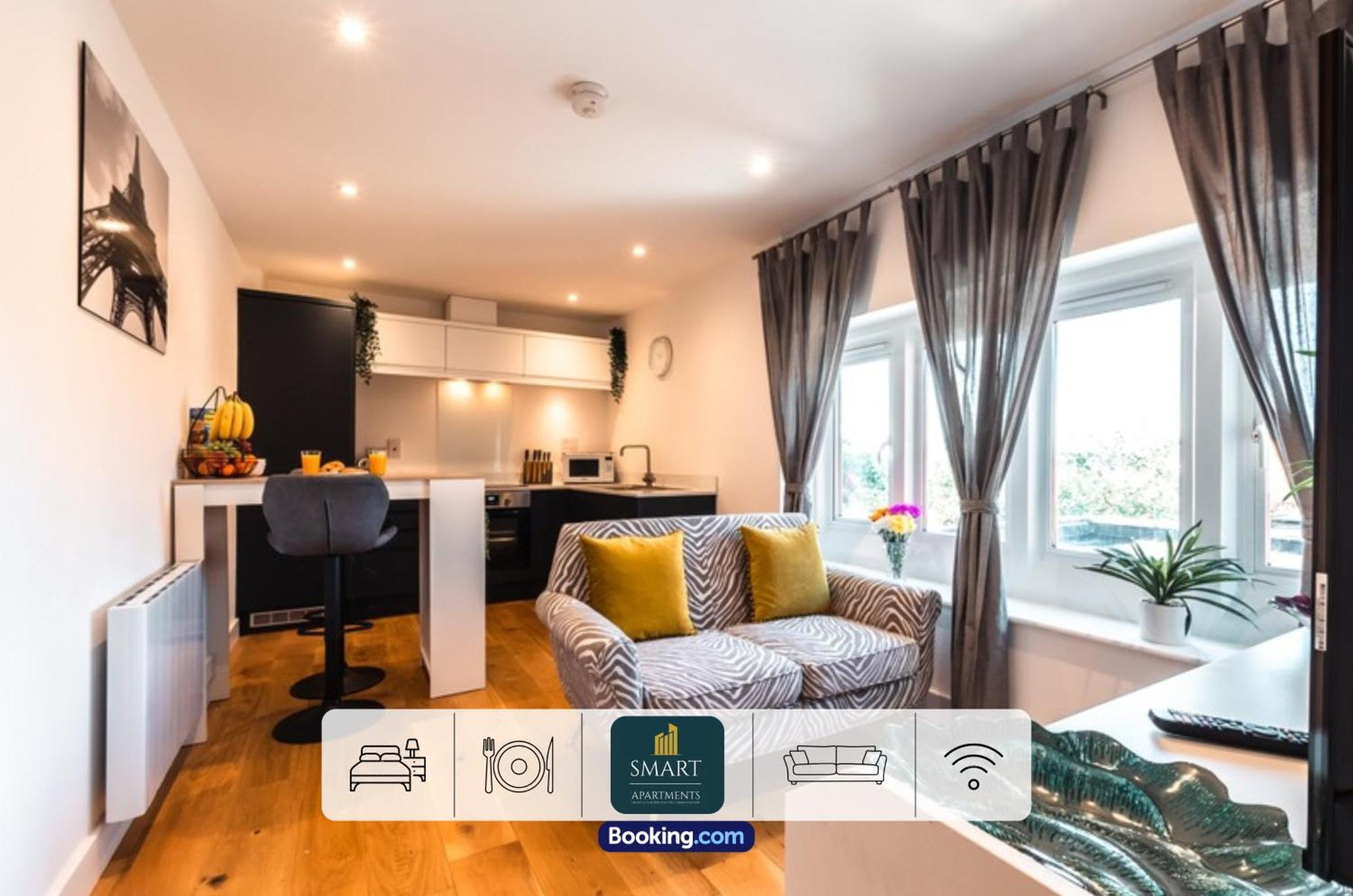 One Cosy Bedroom By Smart Short Lets & Serviced With Free Wifi