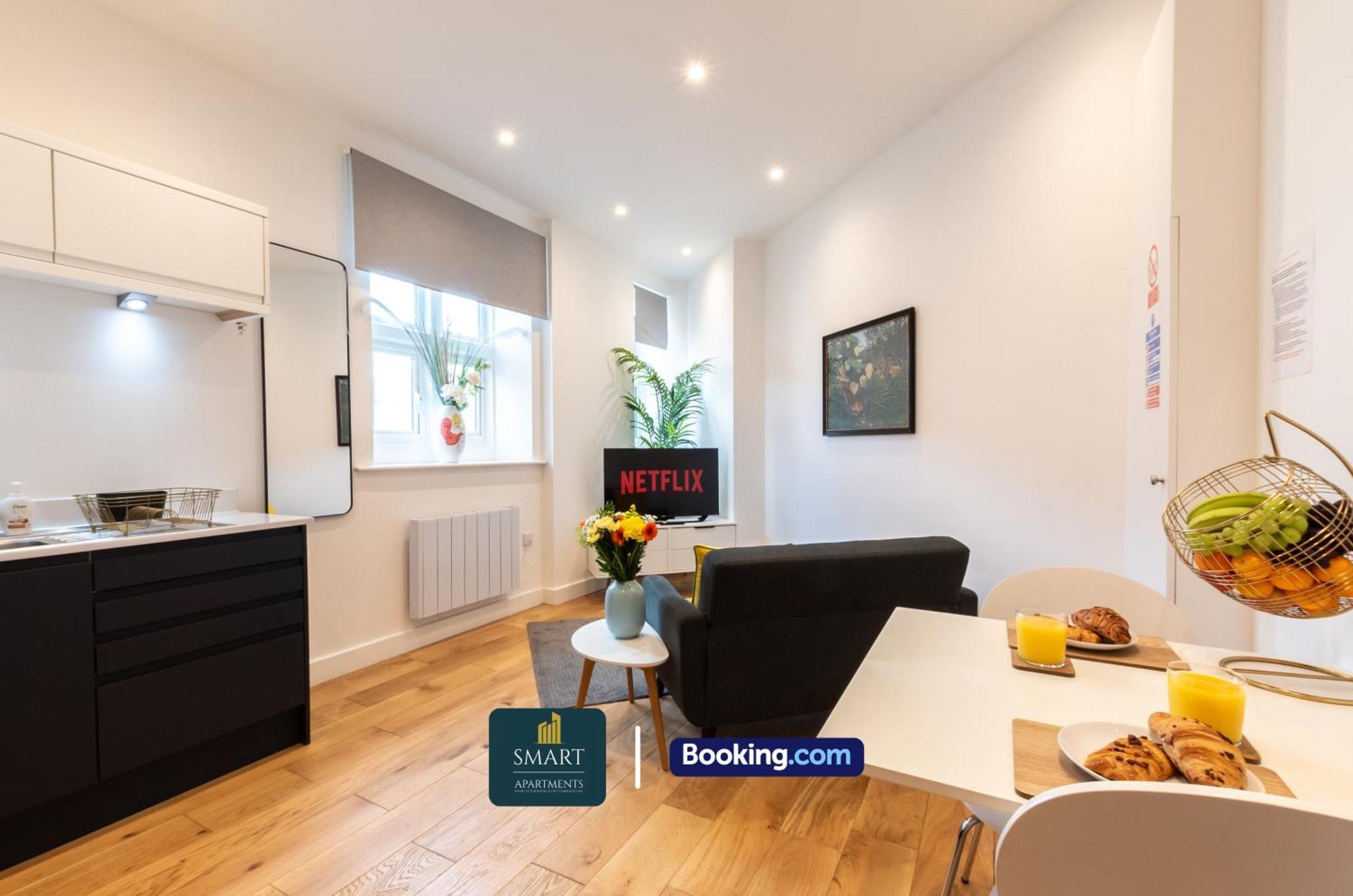 One Cosy Bedroom By Smart Short Lets & Serviced With Free Wifi *
