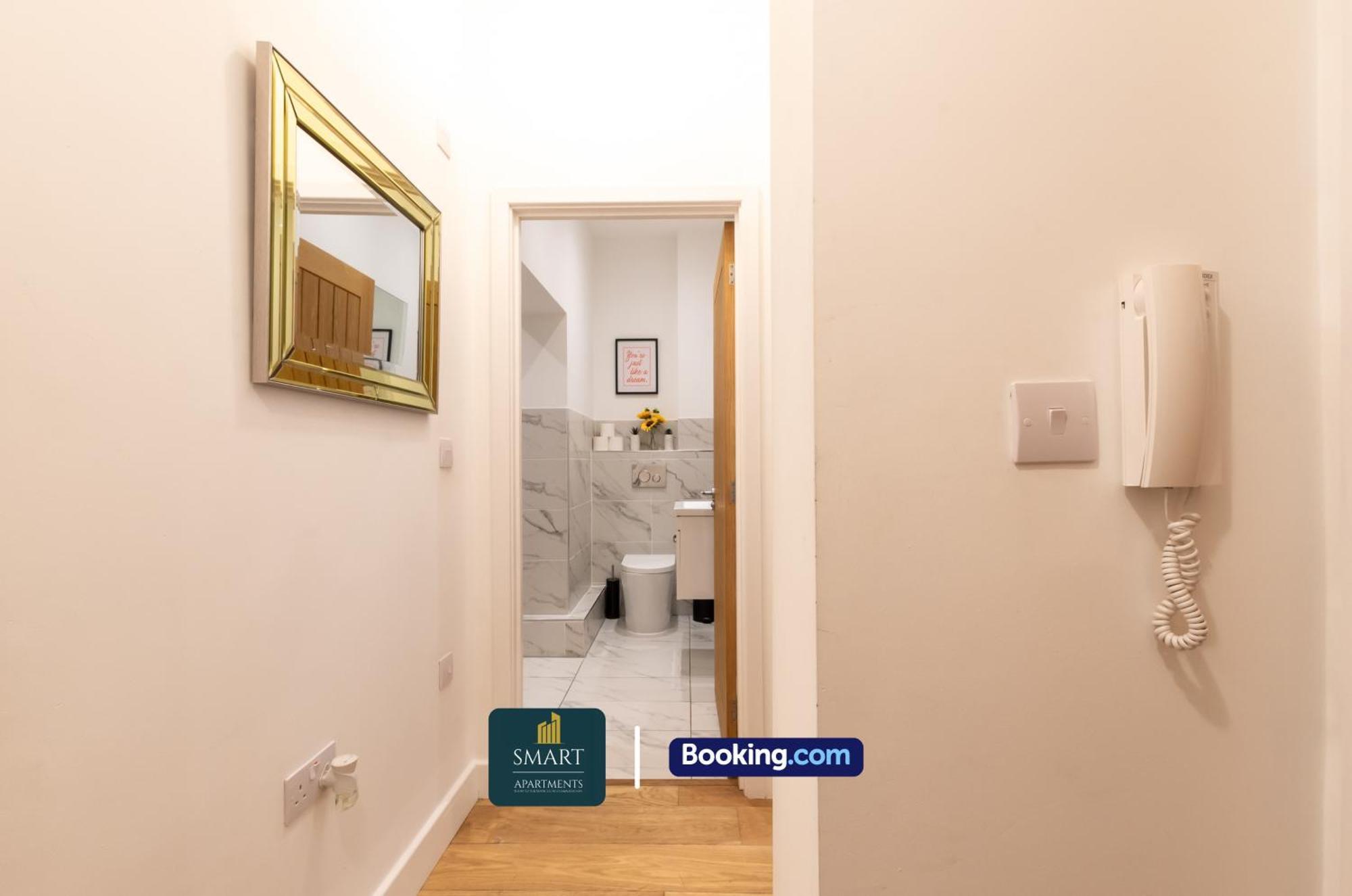 One Cosy Bedroom By Smart Short Lets & Serviced With Free Wifi