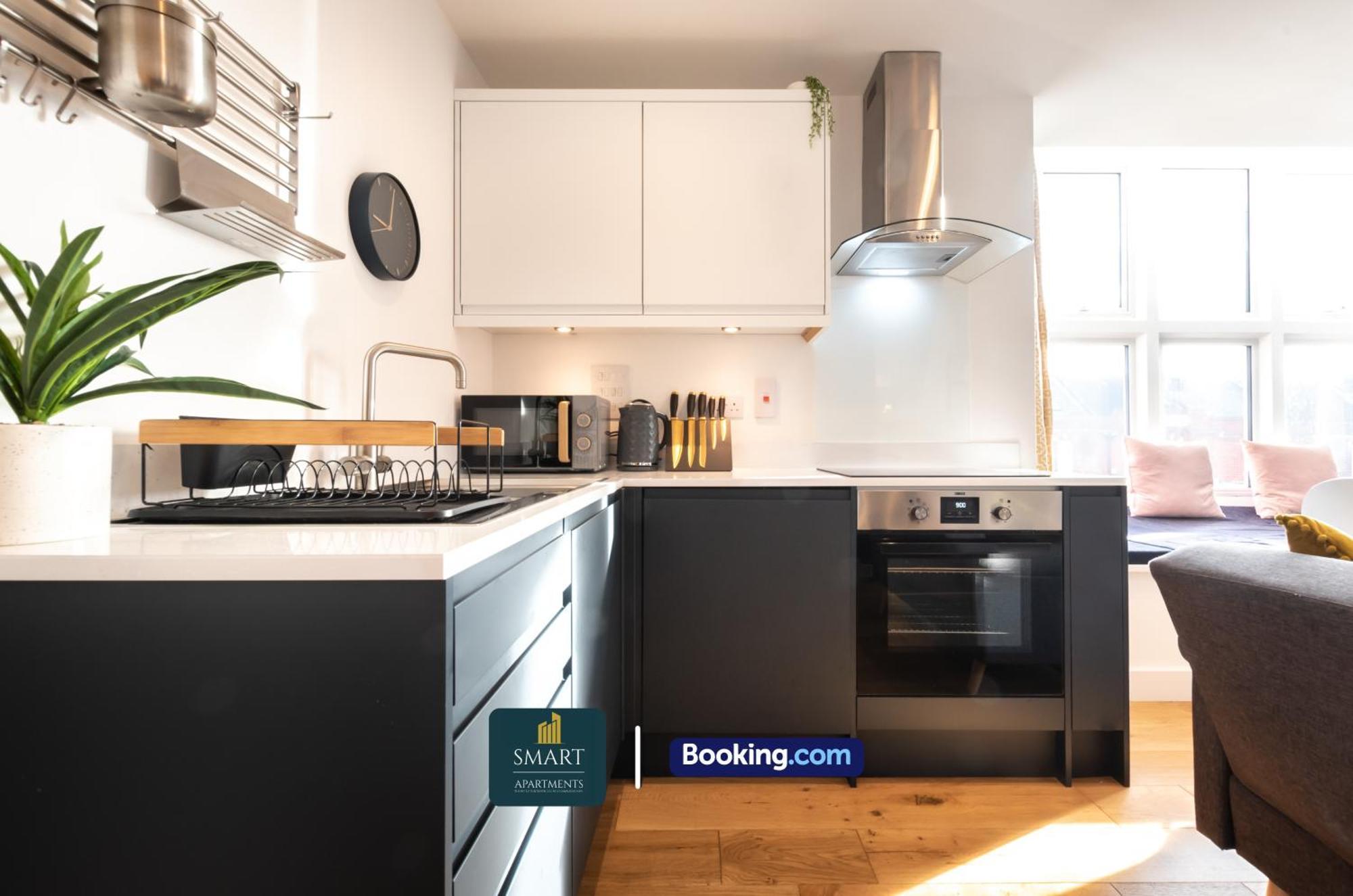 One Cosy Bedroom By Smart Short Lets & Serviced With Free Wifi *