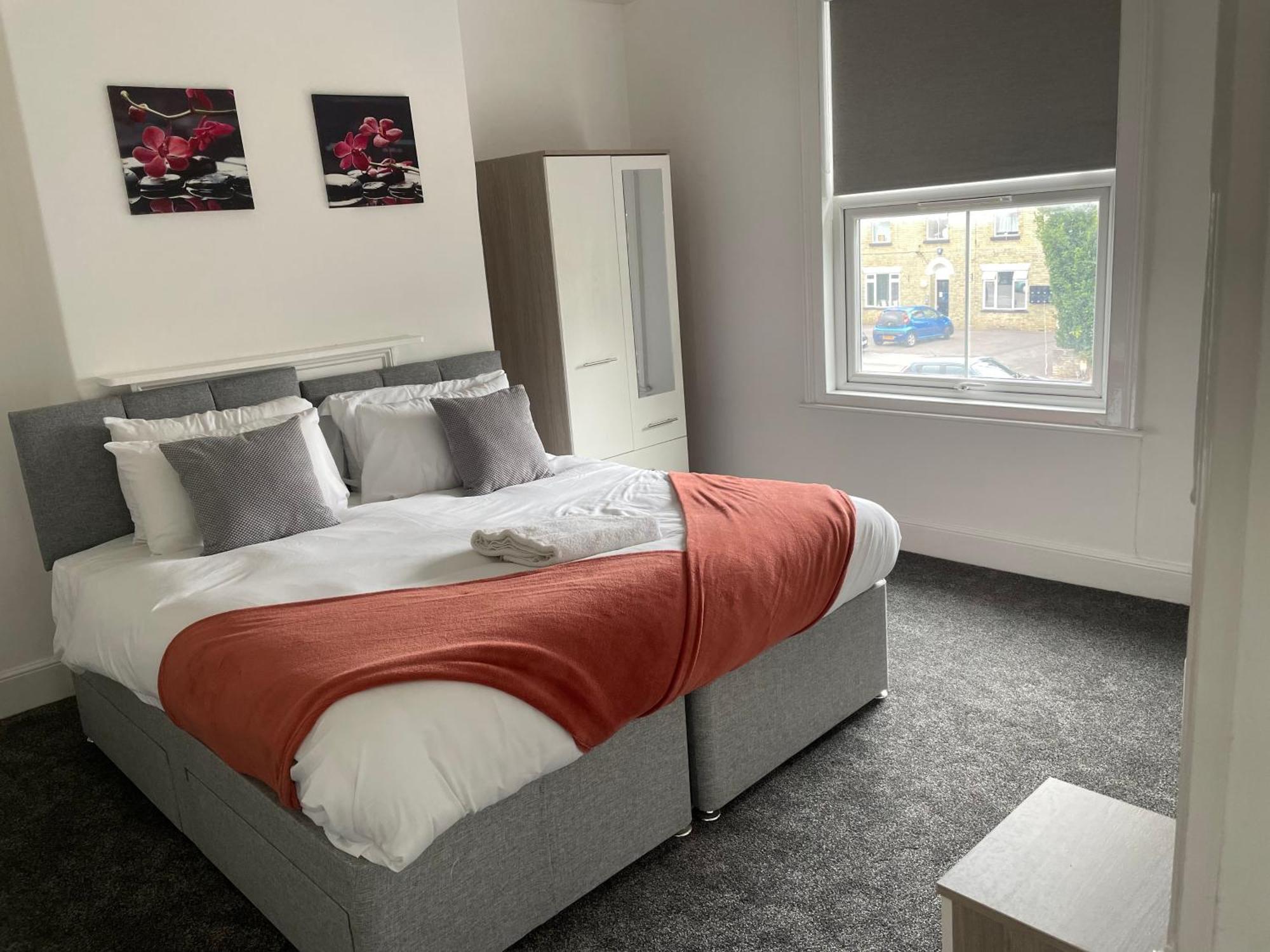 Apartment 4 Bed House, 2 Bath With Large Garden And Free Parking - Sleeps 8 Southampton