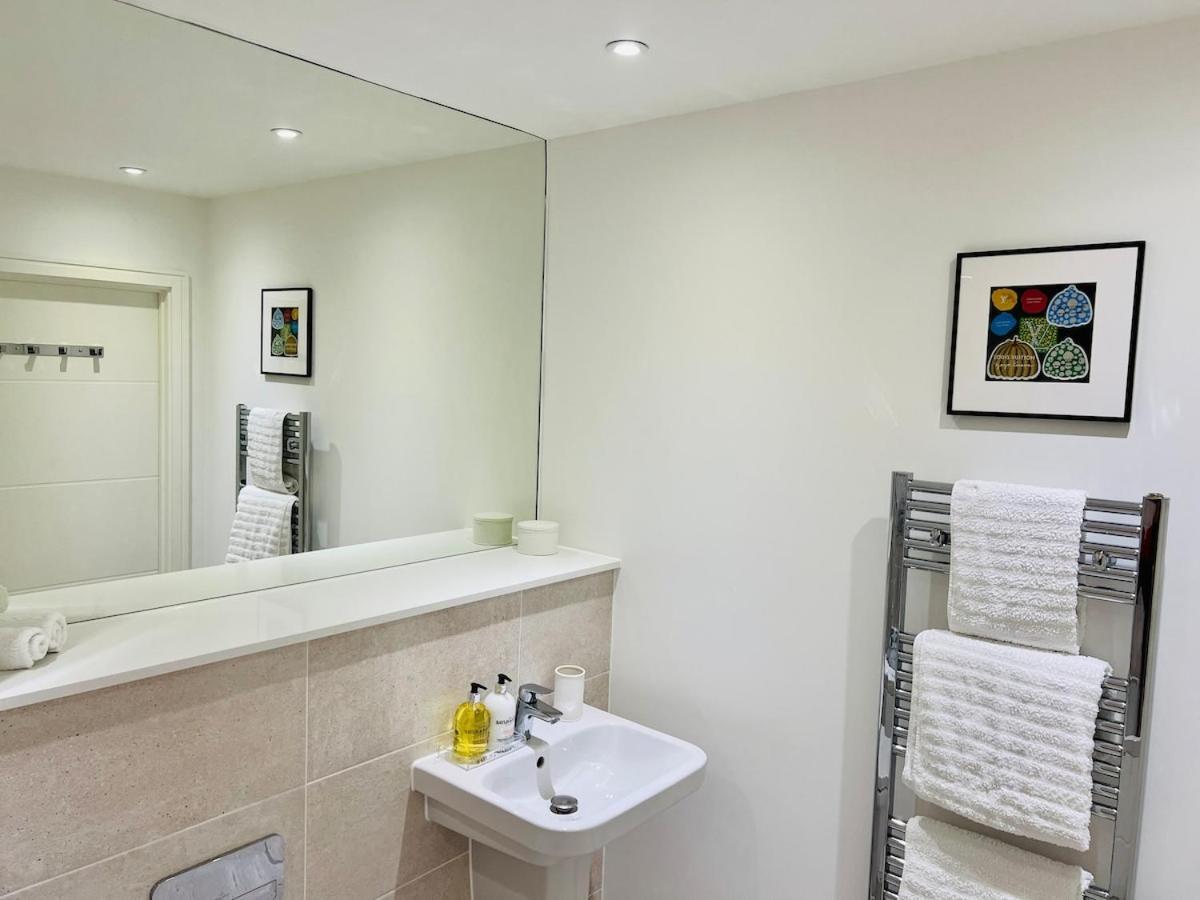 Upscale Contemporary - River Views Apartment *