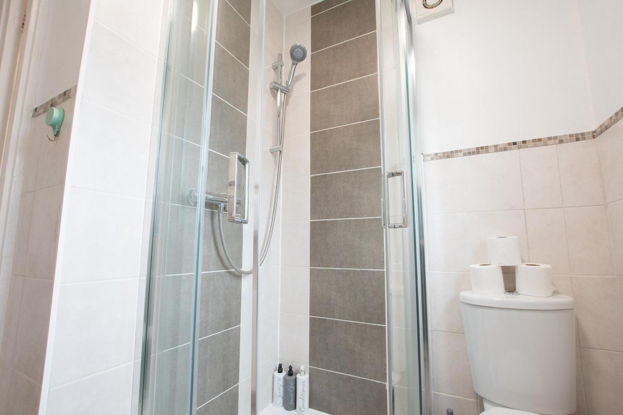 6 Beds In 4 Bedrooms House Holiday home Southampton
