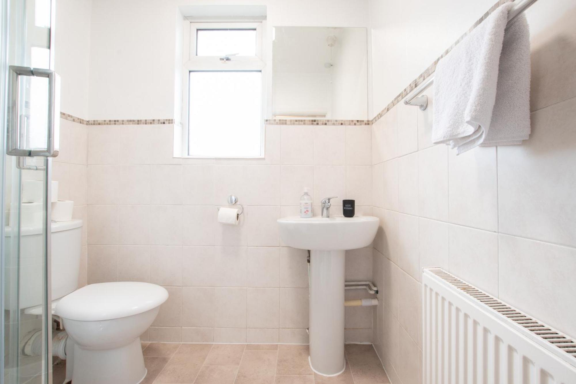6 Beds In 4 Bedrooms House Holiday home Southampton