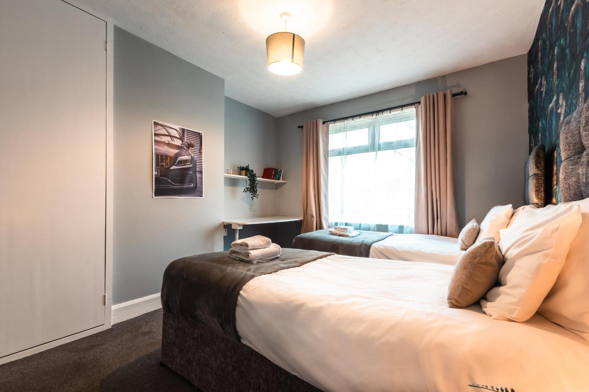 6 Beds In 4 Bedrooms House Southampton