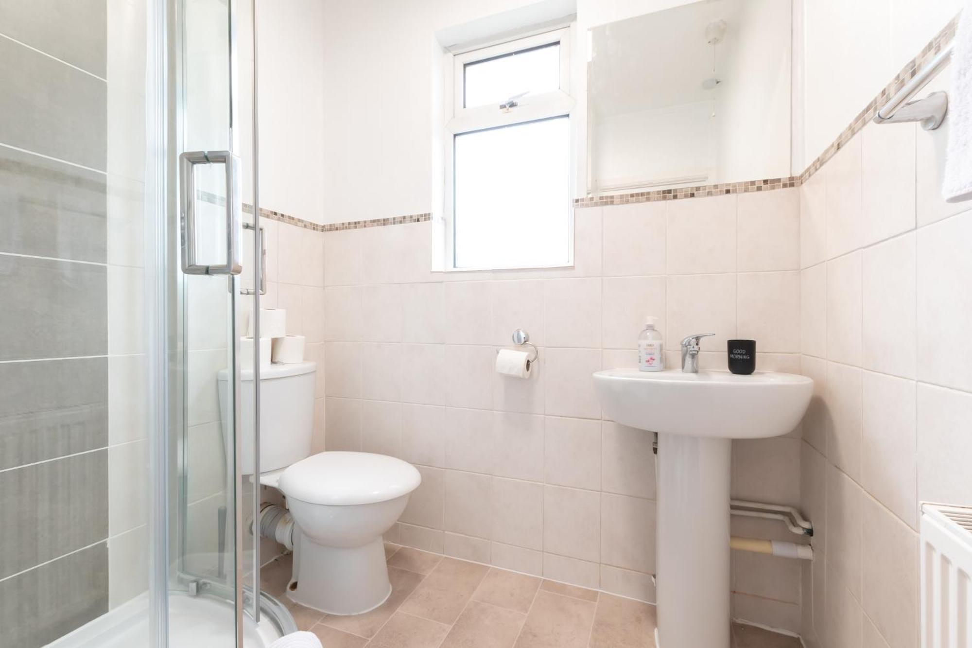6 Beds In 4 Bedrooms House * Southampton