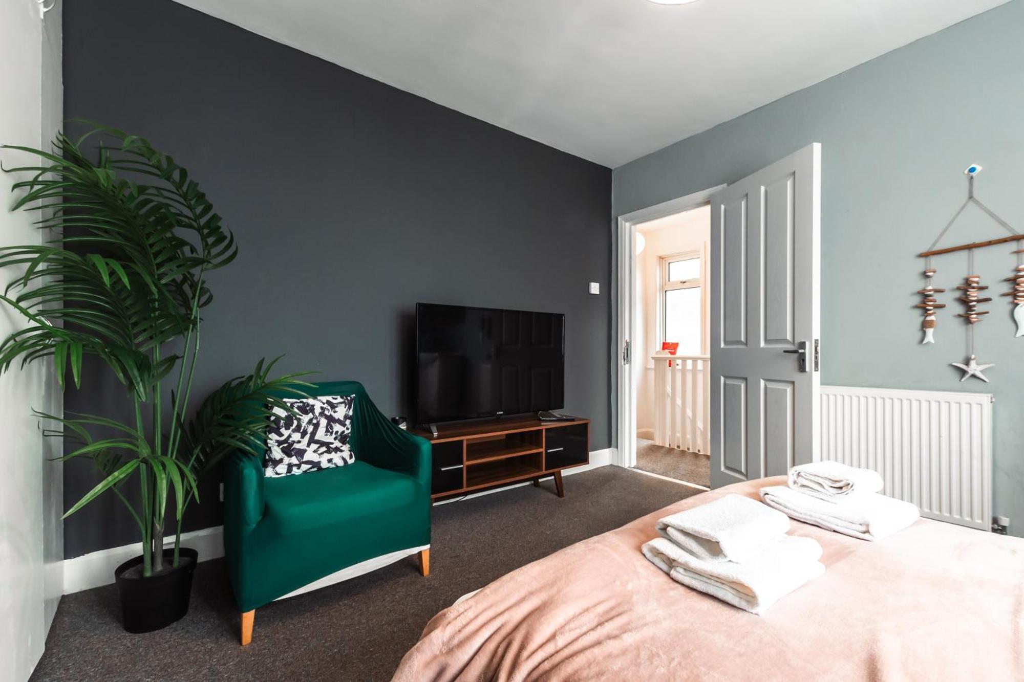 Holiday home 6 Beds In 4 Bedrooms House Southampton