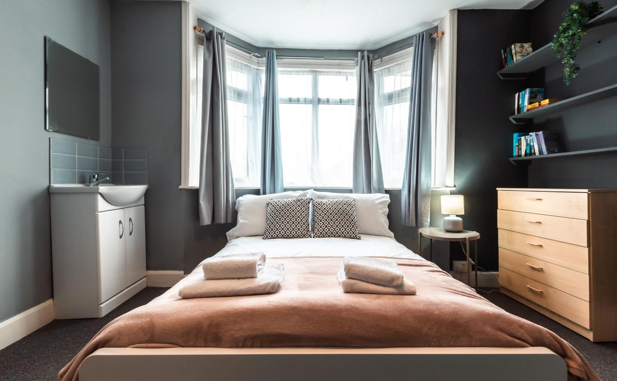 6 Beds In 4 Bedrooms House *