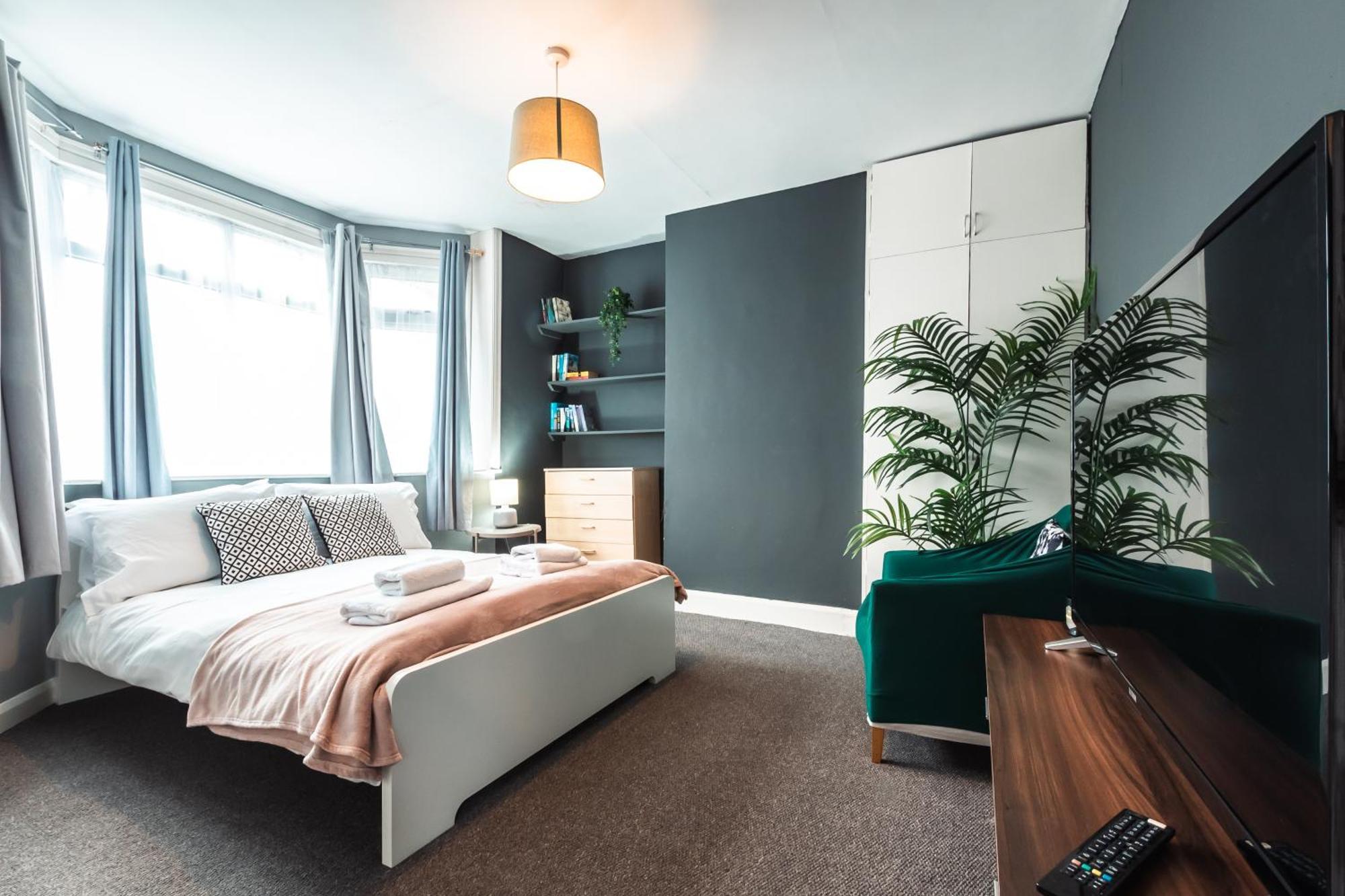 6 Beds In 4 Bedrooms House Southampton