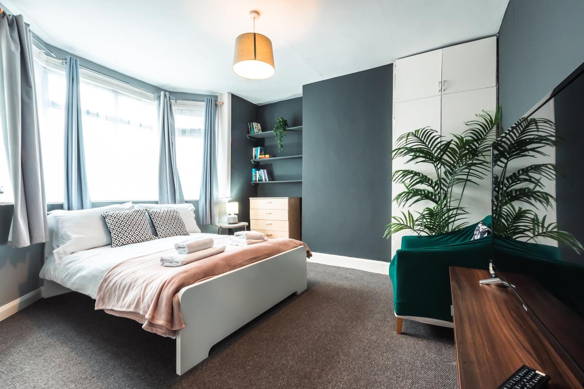 6 Beds In 4 Bedrooms House *