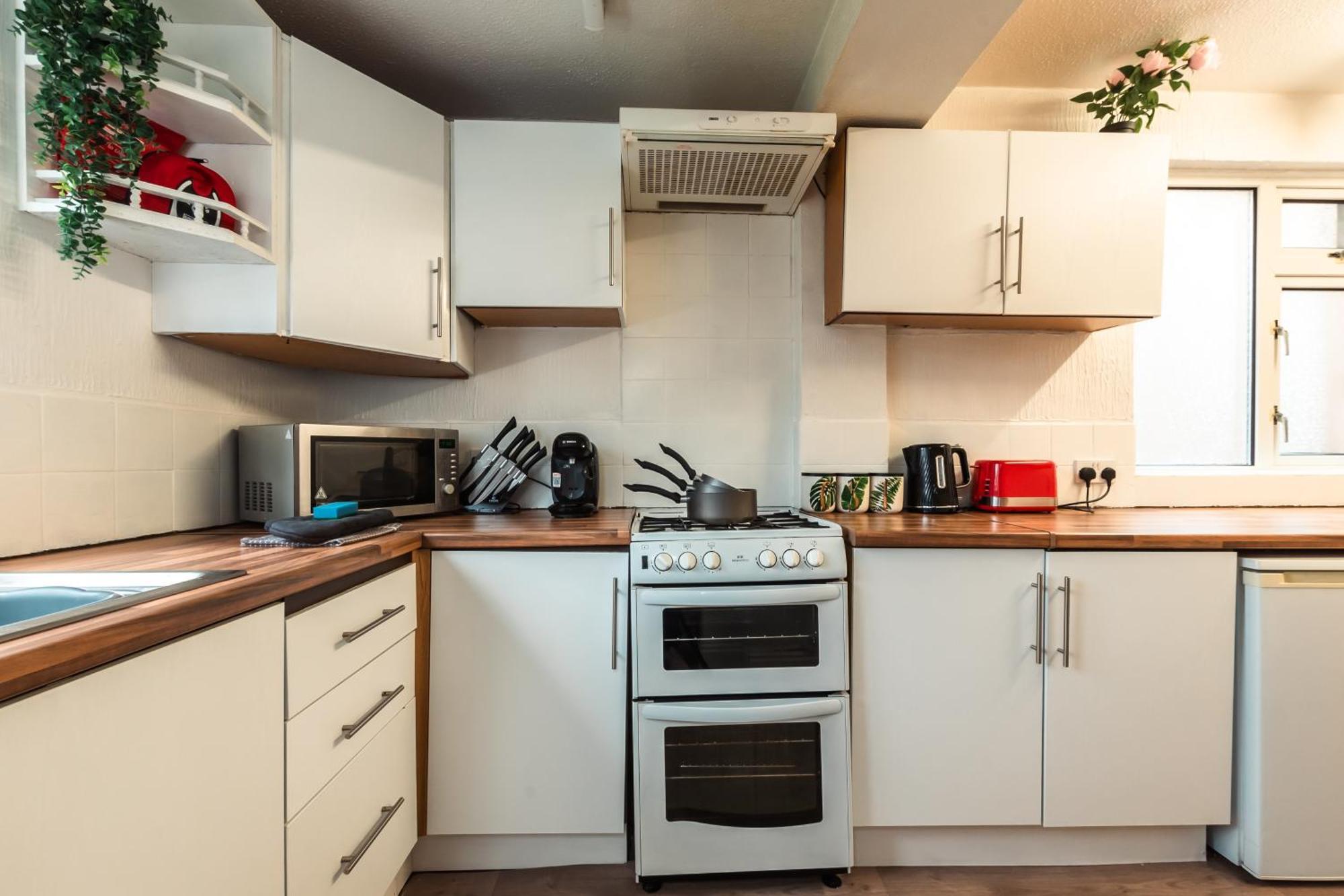 6 Beds In 4 Bedrooms House Southampton