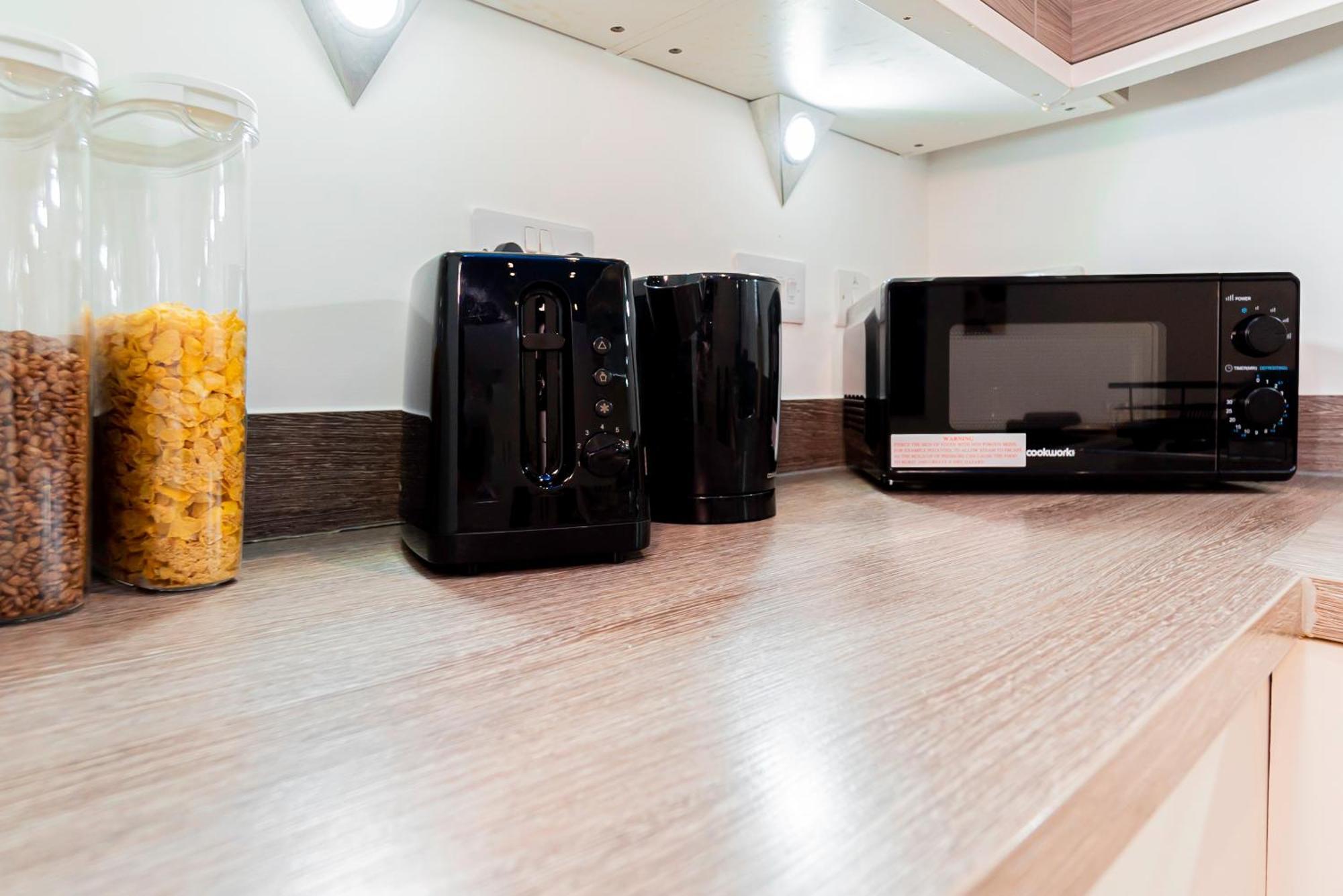 Modern 2Br Retreat In Southampton - Balcony, Free Parking & Wifi Holiday home *