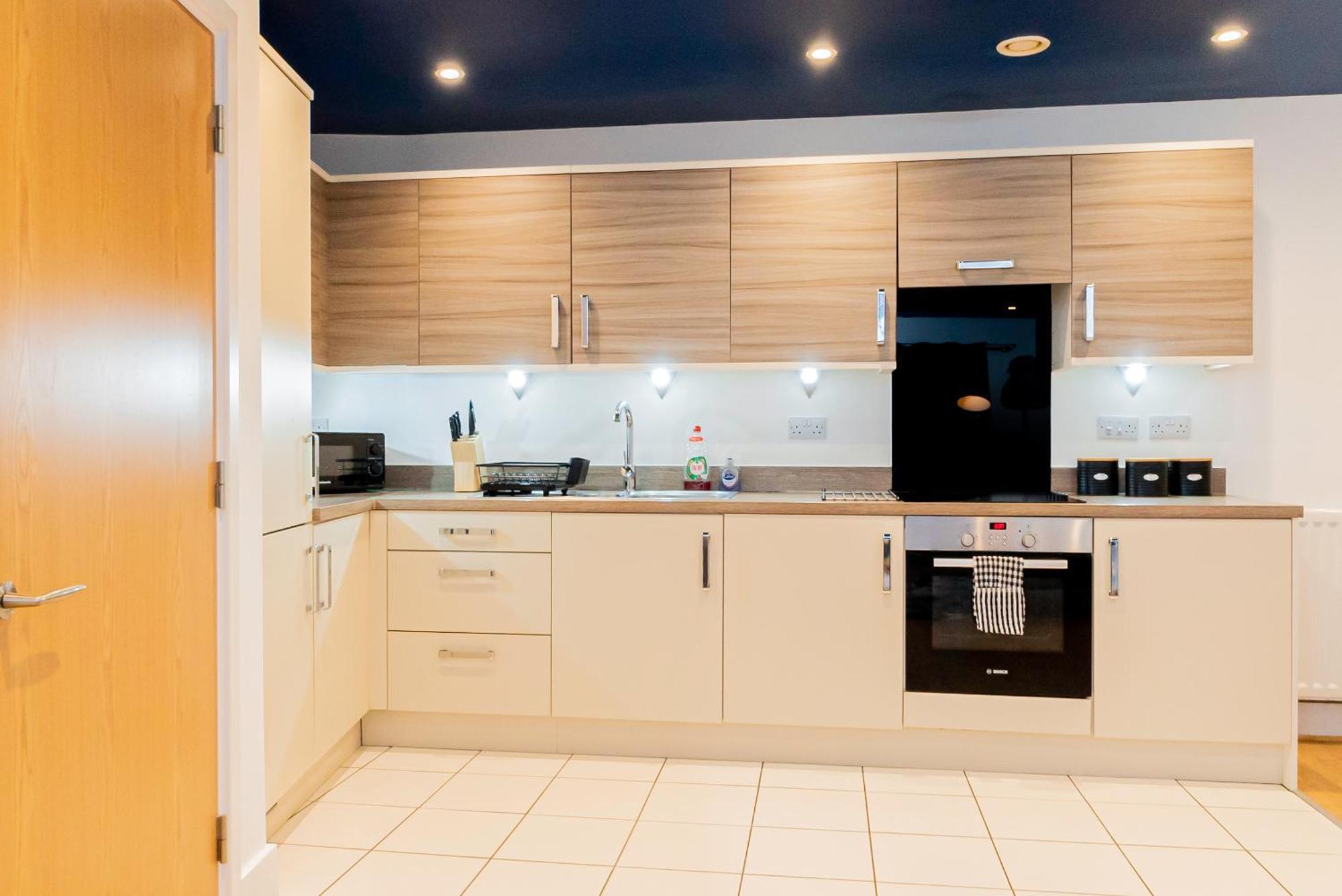Modern 2Br Retreat In Southampton - Balcony, Free Parking & Wifi