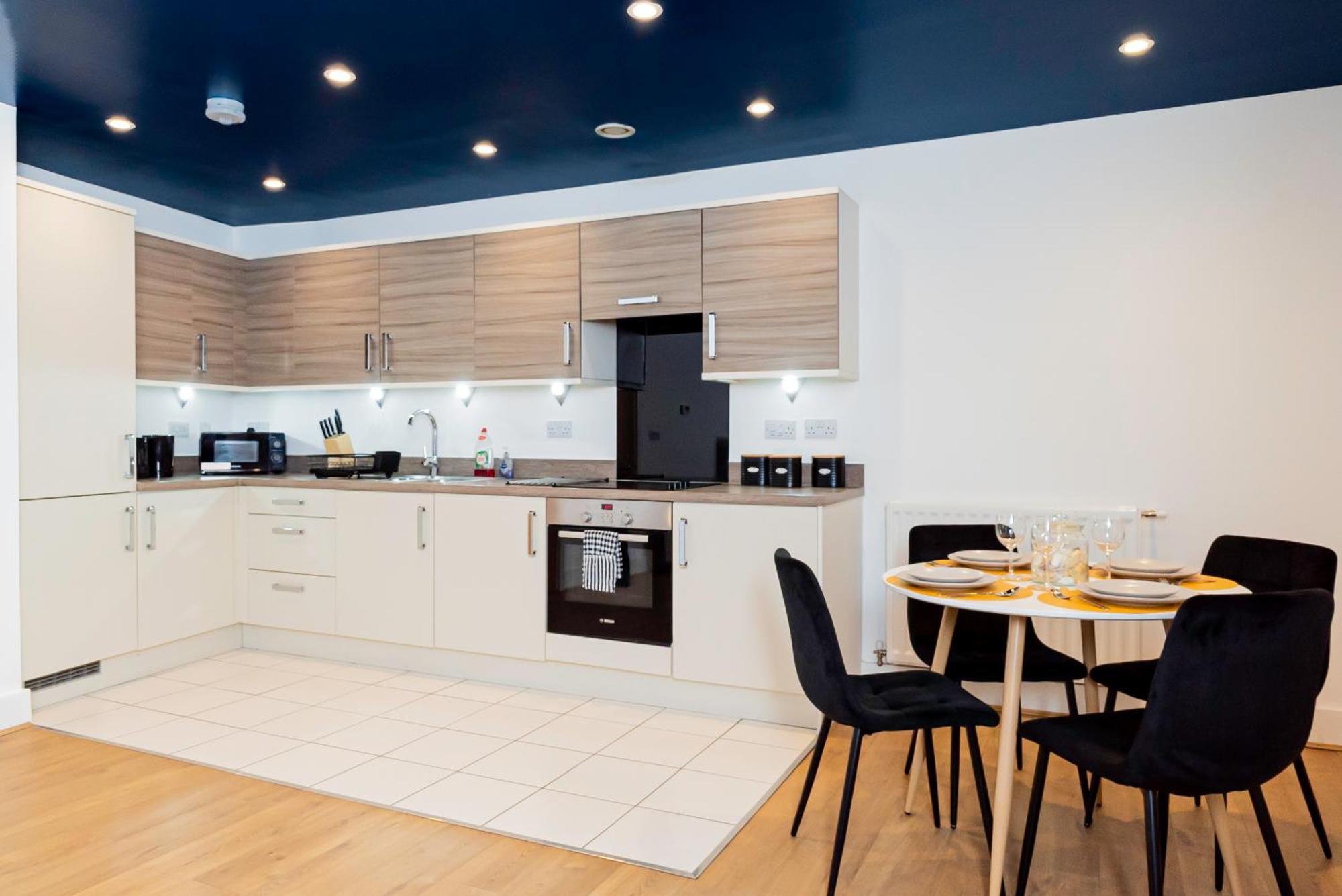 Modern 2Br Retreat In Southampton - Balcony, Free Parking & Wifi
