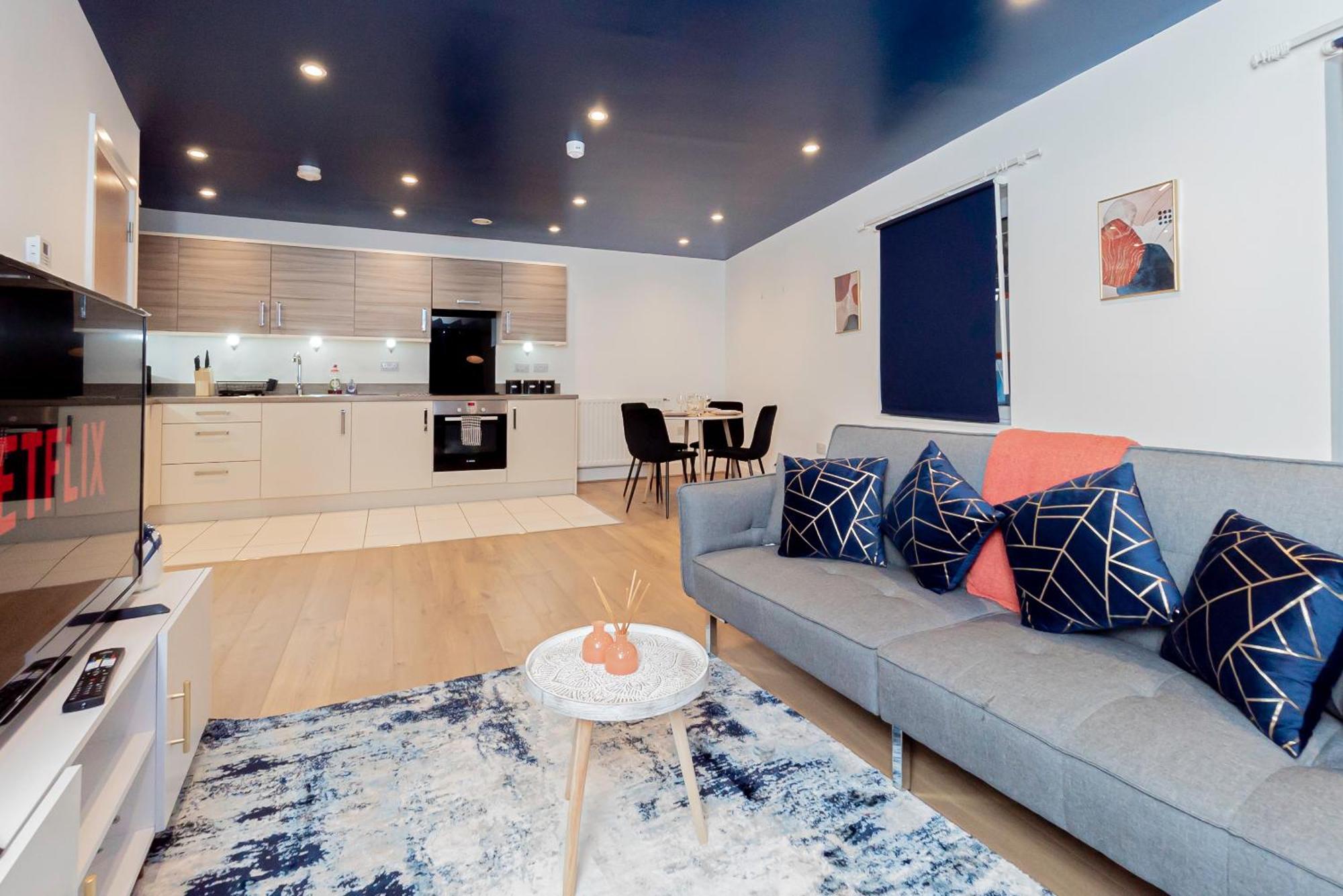 Modern 2Br Retreat In Southampton - Balcony, Free Parking & Wifi