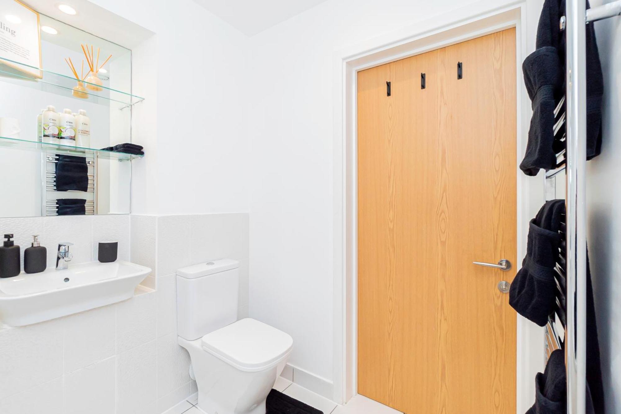 Modern 2Br Retreat In Southampton - Balcony, Free Parking & Wifi